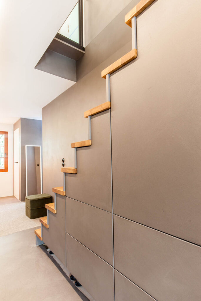 Fugenlose Bodenbeläge - Moderne Treppe mit Holzstufen.