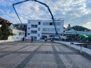 Bauarbeiten an modernem Gebäude.