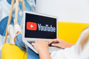 YouTube-Logo mit Aufforderung.